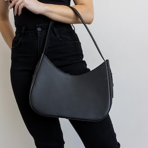 Schwarze Leder Umhängetasche, Leder Geldbörse, Frauen Schultertasche, echtes Leder Handtasche, Alltagstasche, minimalistische Tasche, Geschenk zum Jahrestag