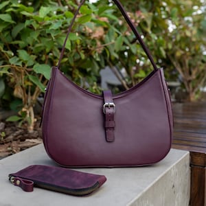 Burgunderrote Alltagstasche, Frauen Ledertasche, kleine Abendtasche, Stadttasche, lässige Handtasche, Halbmondtasche, Damengeschenk, mittlere Geldbörse