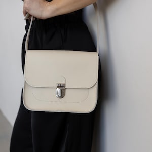 Sac à bandoulière en cuir élégant, petit sac à main en cuir, sac de ville minimaliste pour femme, cadeau d'anniversaire, cadeau personnalisé pour elle, sac élégant