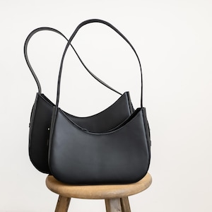Kleine schwarze Ledertasche, Halbmondtasche, Collegetasche, halbrunde Tasche, personalisierte Schultertasche, Geburtstagsgeschenk für Mama, Geschenk für sie