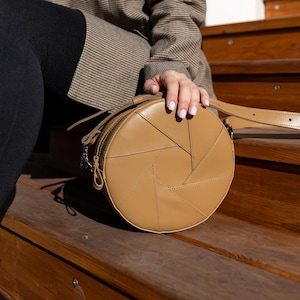 Runde Ledertasche, personalisierte Tasche, Schultertasche, Crossbody-Tasche, kleine Damentasche, Weihnachtsgeschenk für Freundin, Alltagstasche