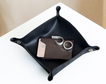Personalized leather valet tray, catchall tray, leather desk caddy, gifts for men, handmade desk organizer, leather empty pocket