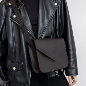 Petit sac en cuir marron, sac à bandoulière minimaliste, sac à bandoulière personnalisé, sac tendance, sac quotidien, cadeau pour elle, petit sac à main en cuir
