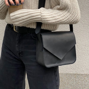 Sac noir en cuir minimaliste, petit sac pour femme, cadeau d'anniversaire, sac à bandoulière pour elle, cadeau de fête des mères