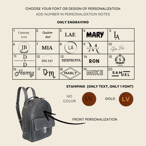 Peut inclure: Un sac &agrave; dos en cuir gris avec un rabat avant et une poign&eacute;e sup&eacute;rieure. L'image pr&eacute;sente des options de gravure et d'estampage, notamment des initiales et des noms. Le texte sur l'image indique "CHOOSE YOUR FONT OR DESIGN OF PERSONALIZATION" et "ONLY ENGRAVING."
