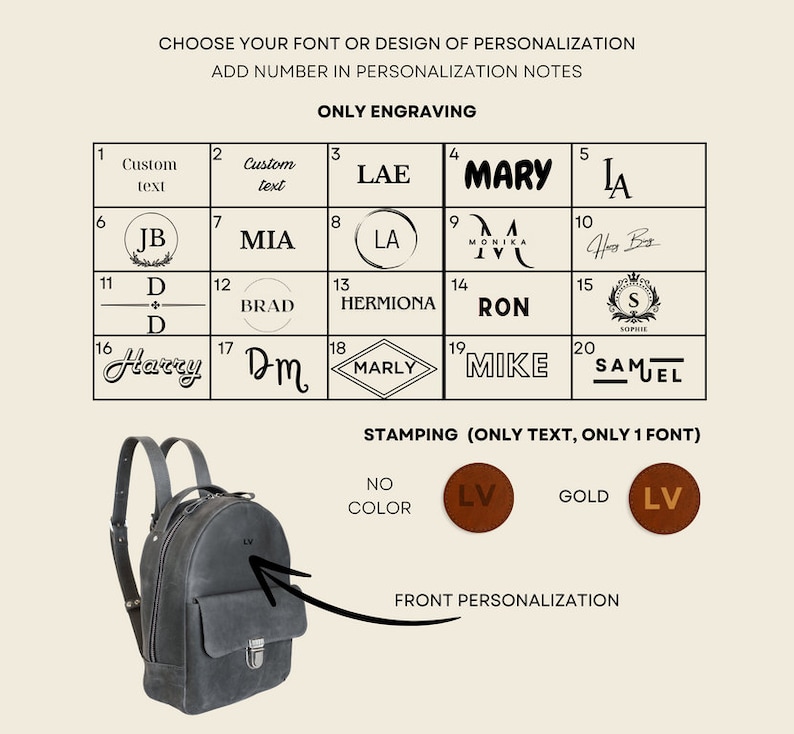 Peut inclure: Un sac &agrave; dos en cuir gris avec un rabat avant et une poign&eacute;e sup&eacute;rieure. L'image pr&eacute;sente des options de gravure et d'estampage, notamment des initiales et des noms. Le texte sur l'image indique "CHOOSE YOUR FONT OR DESIGN OF PERSONALIZATION" et "ONLY ENGRAVING."