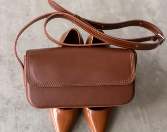 Minimalistische Umhängetasche, kleine Ledertasche, personalisierte Frauentasche, Alltags-Städtetasche, Freundin Geschenk, Schultertasche, Geburtstagsgeschenk