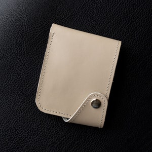Cartera minimalista beige, pequeña cartera de cuero para mujer, regalo de cumpleaños, billetera plegable, regalo para ella, billetera fina personalizada