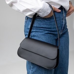 Petit sac à main de tous les jours, sac à main de ville en cuir noir, sac à poignée minimaliste, cadeau d'anniversaire pour elle, sac personnalisé pour femme, cadeau soeur