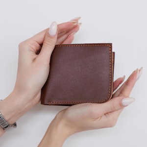 Portafoglio piccolo in pelle fatto a mano, mini portafoglio bifold personalizzato per uomo, portafoglio sottile inciso per donna, regalo unico per lui, regalo per la moglie