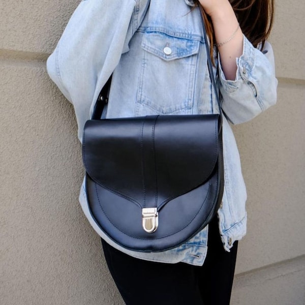 Bolsa de ombro feminina em couro, modelo meia-lua, ideal para o verão, perfeita para presentear no Dia das Mães. Bolsa artesanal com design exclusivo.