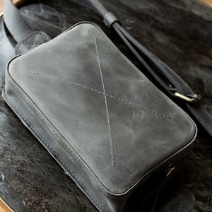 Herren Leder Umhängetasche, Leder Gürteltasche, minimalistische Gürteltasche, Umhängetasche Herren, personalisiertes Geschenk für ihn, Herren Handytasche