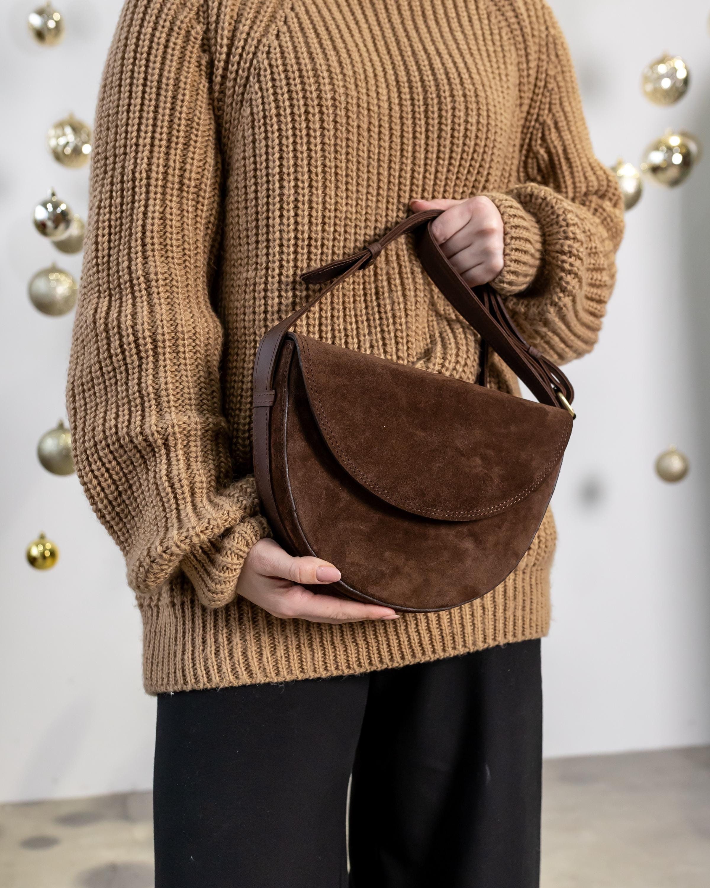 ブラウンのスエード三日月型バッグ、トップハンドルバッグ、レディース