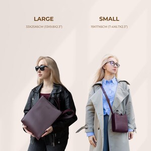 Pode incluir: Duas mulheres exibem bolsas de couro bord&ocirc;. A bolsa grande mede 33x25x6cm, a pequena 19x17x6cm. Uma mulher usa jaqueta de couro preta, a outra um trench coat.