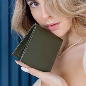 Minimalistische kleine Leder Portemonnaie, personalisierte Herren Brieftasche, handgefertigte Damen Brieftasche, einzigartiges Geschenk für Mama und Papa