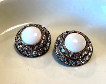 High domed Lisner rhinestone button earrings. Hollywood glam chunky clip ons. Mid century white enamel and rhinestone earrings.