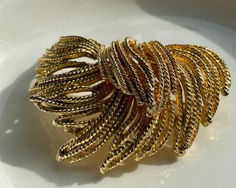 Classic elegant vintage brooch, unsigned. Designer style costume jewelry. 1960’s Cordelia style spray brooch. Great condition.