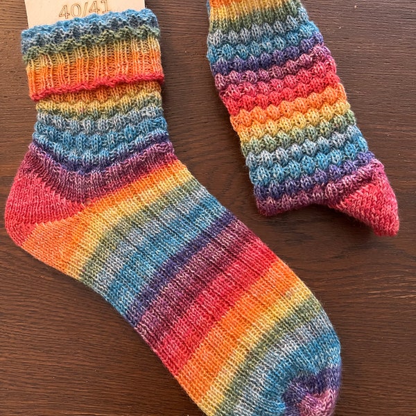 Handgestrickte Socken  Rainbow