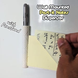 Könnte beinhalten: Ein weißer, an der Wand montierter Post-it Notes-Spender mit Stifthalter. Der Spender enthält einen Block gelber Haftnotizen. Der Text auf dem Spender lautet "Wall Mounted Post-it Notes Dispenser with Penstand."