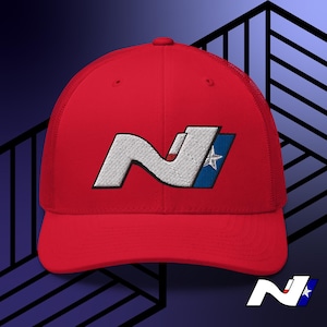 Peut inclure: Une casquette de baseball rouge et noire avec un logo brodé blanc et bleu d'un "N" stylisé avec une étoile. Le logo est sur le devant de la casquette.