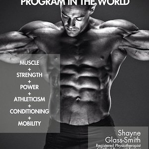 Op de afbeelding: Zwart-wit afbeelding van een gespierd persoon met de tekst "THE MOST BALANCED STRENGTH+CONDITIONING PROGRAM IN THE WORLD." Extra tekst bevat "MUSCLE + STRENGTH + POWER + ATHLETICISM + CONDITIONING + MOBILITY."