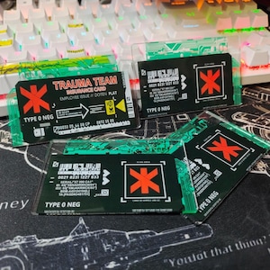 Cyberpunk 2077 Trauma Team-verzekeringskaart | Acryl displaystandaard | Props voor verzamelaars | Cyberpunkcadeaus | Bureaubladdecoratie