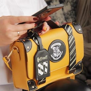 Porte-documents en cuir inspiré de l'école Wizard | Emblème de la maison et étiquette à bagage rayée | Cartable de style vintage pour cosplay
