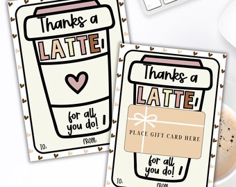Pode incluir: Dois cartões-presente creme com um design de xícara de café. Os cartões dizem "Thanks a LATTE" e "for all you do!" com um gráfico de coração. Um cartão tem espaço para um cartão-presente.