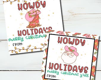 Könnte beinhalten: Zwei druckbare Geschenkanhänger mit weißem Hintergrund und einem Muster aus rosa und roten Cowboystiefeln. Der Text auf den Anhängern lautet "Howdy Holidays merry christmas" und "Howdy Holidays merry christmas y'all".