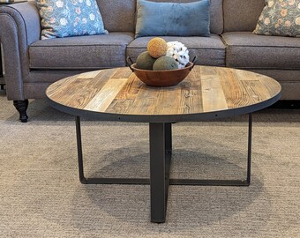 Teruggewonnen boerderijhouten salontafel met industriële metalen poten in X-stijl | Houten minimalistisch modern woonkamermeubilair | Gebogen tafels