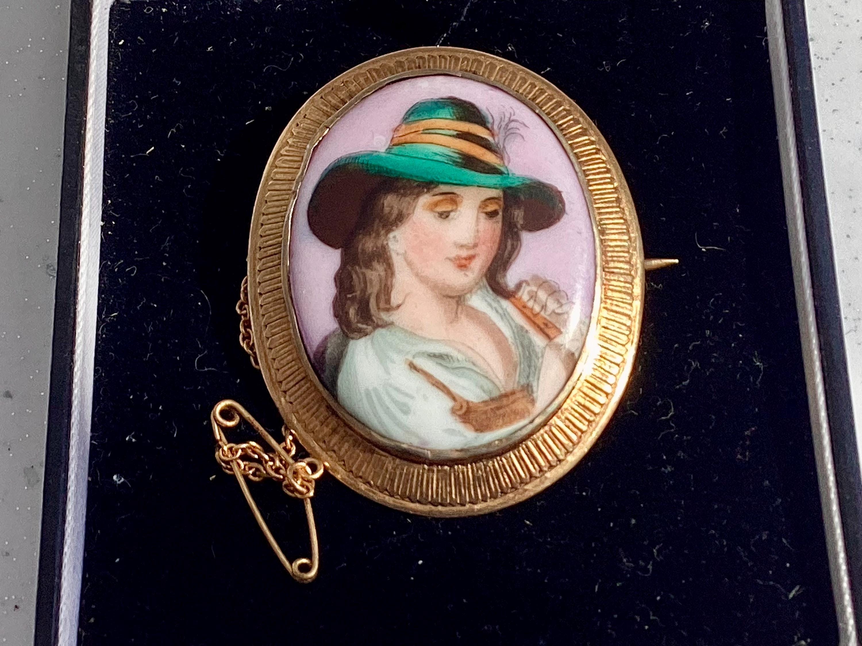BROCHE de una dama tocando un laúd, con cadena y un marco de metal amarillo, 2 x 1 1/2 pulgadas aproximadamente