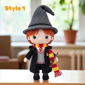 Handgemachte, gehäkelte Puppe: Amigurumi Plüschtier mit Hut, Schal und Zauberstab