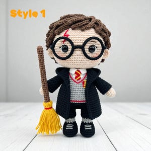 Handgemachte Häkelpuppe Zauberer Puppe: Amigurumi Plüschtier mit Besen