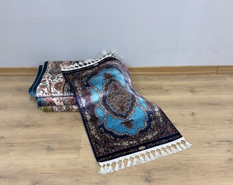 Tapis bleu 2,0 x 3,0 pi, mini tapis turc, tapis bleu doux, mini tapis en soie, cadeau de pendaison de crémaillère, tapis signé, nouveau tapis, cadeau pour la maison, tapis en soie 2 x 3