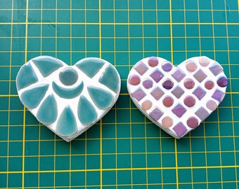 Mini mosaico hecho a mano con imán de corazón de vidrio iridisado y regalo de decoración de cerámica