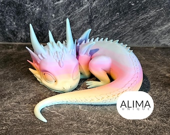 Alima Unique Designs - Sleeping Baby Dragon / 3D Miniatur aus PLA, für Sammler, Vitrine, Fans