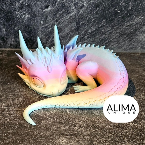Alima Unique Designs - Sleeping Baby Dragon / 3D Miniatur aus PLA, für Sammler, Vitrine, Fans