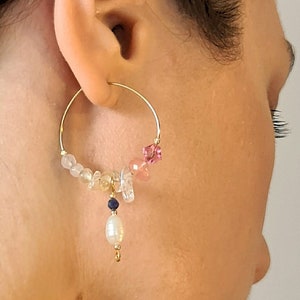 Boucles doreilles créoles en or fines bijoux faits à la main baroques pendentif en perles deau douce charme chic bijoux de créateur boucles doreilles dété cadeau unique pour elle image 1