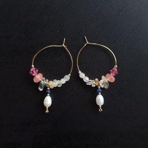 Boucles doreilles créoles en or fines bijoux faits à la main baroques pendentif en perles deau douce charme chic bijoux de créateur boucles doreilles dété cadeau unique pour elle Earrings