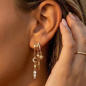 Op de afbeelding: Een rustiek houten bord met de tekst "Welcome to our home" in witte letters. Het bord heeft een verweerde afwerking en een eenvoudig, uitnodigend ontwerp, perfect voor entree decoratie.