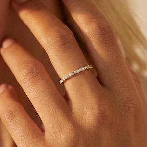 Anillo de diamantes apilable. Delicada alianza de eternidad. Engaste pavé. Anillo delicado con circonitas cúbicas. Regalo de boda lujoso para Navidad.