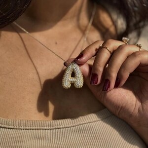 Collar con letra de burbuja dorada, collar con nombre y letra 3D, globo con inicial de diamante, regalo para ella