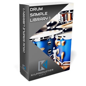 Puede incluir: Caja de producto para "Drum Sample Library 1" con una imagen estilizada de una batería. La caja es principalmente gris con texto blanco. La batería es azul y marrón, con el logotipo de KILPRODUCTION AUDIO en la parte inferior.