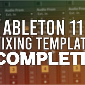 Puede incluir: Primer plano de una pantalla de ordenador que muestra la plantilla de mezcla de Ableton 11. El texto "ABLETON 11 MIXING TEMPLATE COMPLETE" se muestra en blanco sobre un fondo borroso.