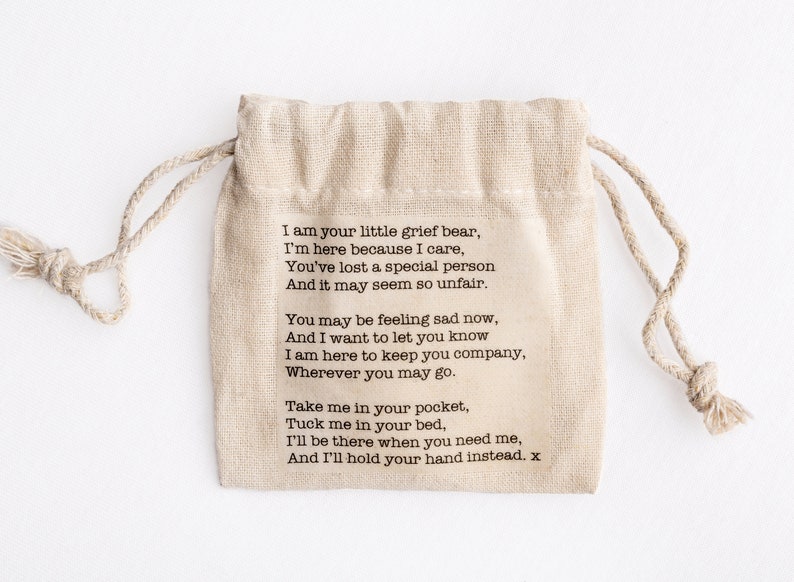 Puede incluir: Una peque&ntilde;a bolsa de tela beige con cierre de cord&oacute;n. La bolsa tiene un mensaje impreso que dice: "Soy tu peque&ntilde;o oso de la pena, Estoy aqu&iacute; porque me importa, Has perdido a una persona especial Y puede parecer tan injusto. Puede que te sientas triste ahora, Y quiero que sepas que Estoy aqu&iacute; para hacerte compa&ntilde;&iacute;a, Dondequiera que vayas. Ll&eacute;vame en tu bolsillo, M&eacute;teme en tu cama, Estar&eacute; ah&iacute; cuando me necesites, Y te tomar&eacute; la mano en su lugar. x"