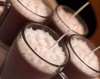 Vanille koffiekaars in een glazen kopje, plantaardige was met sneeuweffect