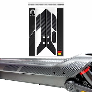 Könnte beinhalten: Ein Set aus schwarzen, selbstklebenden Schutzaufklebern mit Carbonfaser-Muster für einen Elektroroller, präsentiert auf einer weißen Trägerfolie mit einer kleinen deutschen Flagge, neben einem Rollerrahmen mit derselben aufgebrachten Carbon-Textur.