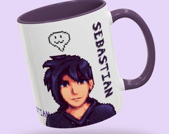 Könnte beinhalten: Weißer Keramikbecher mit lila Innenraum und Henkel. Der Becher zeigt eine pixelige Illustration eines Charakters mit dunklen Haaren und dem vertikal aufgedruckten Namen "Sebastian". Eine Sprechblase mit einem Smiley ist ebenfalls vorhanden.