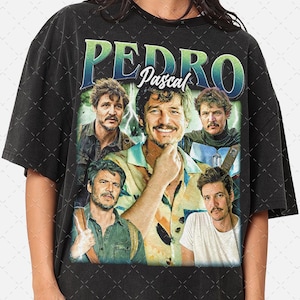 Peut inclure: T-shirt noir avec un imprimé vintage représentant un collage d'images de l'acteur Pedro Pascal. Le graphique comprend le texte "PEDRO Pascal" dans une police rétro colorée.