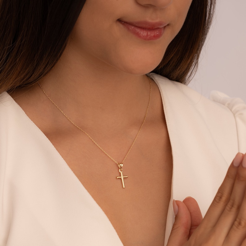 14K Gold Kreuz Halskette, Diamant CZ Kreuz Anhänger, Tauf & Kommunion Geschenke, Minimalistische Frauen Kreuz Kette, zierlicher religiöser Anhänger LKN1 Bild 4